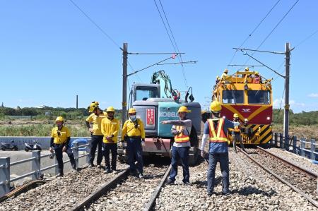 劉執行長與李副執行長陪同卓院長一同視察臺鐵路基搶修及蚵農災損