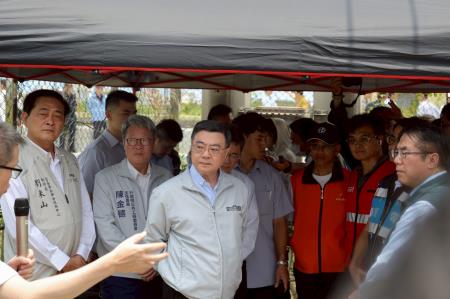 執行長劉米山陪同行政院長卓榮泰前往臺南市七股區與將軍區關心丹娜絲風災後民宅修繕及通訊修復情形