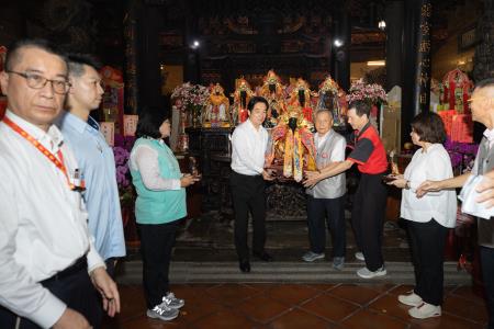 執行長劉米山和副執行長李碧菁陪同總統賴清德出席「嘉義城隍廟城隍夜巡諸羅城遶境活動」