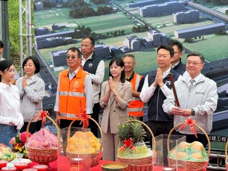 副執行長李碧菁陪同院長卓榮泰出席「國道8號台南系統交流道改善及跨南133線路口立體化工程」動土祈福典禮