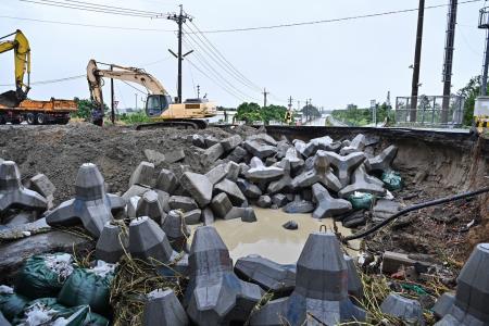 劉執行長陪同院長視察臺南農損與八掌溪溢堤搶修工程