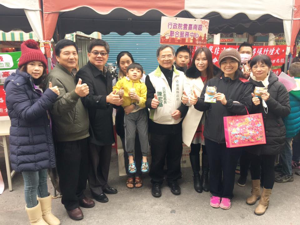 徐文志副執行長與民眾合照
