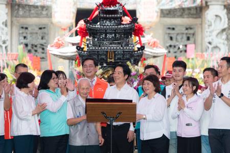 執行長劉米山和副執行長李碧菁陪同總統賴清德出席「嘉義城隍廟城隍夜巡諸羅城遶境活動」