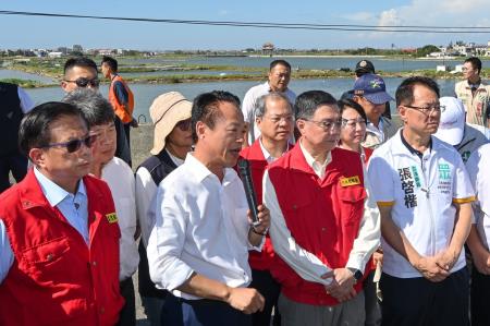劉執行長與李副執行長陪同卓院長一同視察臺鐵路基搶修及蚵農災損