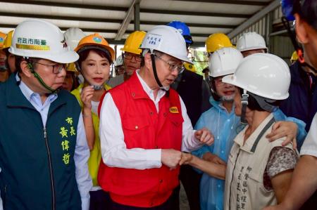 執行長劉米山陪同行政院長卓榮泰前往臺南市柳營區視察災區房屋修繕重建情形