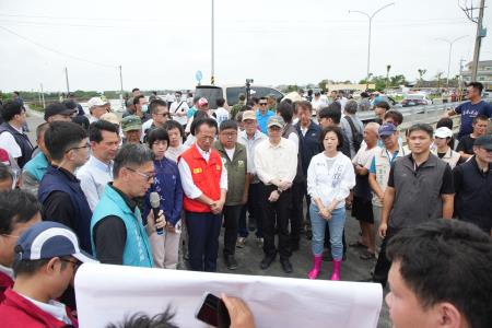 副執行長李碧菁陪同行政院長卓榮泰前往嘉義縣朴子市視察荷苞嶼佳禾橋排水整治及民宅淹水狀況