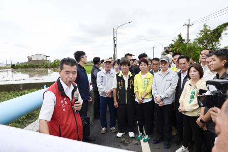 執行長劉米山陪同行政院長卓榮泰前往臺南市視察白河區甘宅橋及後壁區菁寮排水菁長橋淹水與排水整治