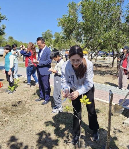 副執行長陳怡帆出席植樹節活動5