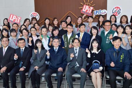 執行長劉米山陪同院長卓榮泰赴臺南市參訪錸恩帕斯科技公司與巨鎧精密工業公司1