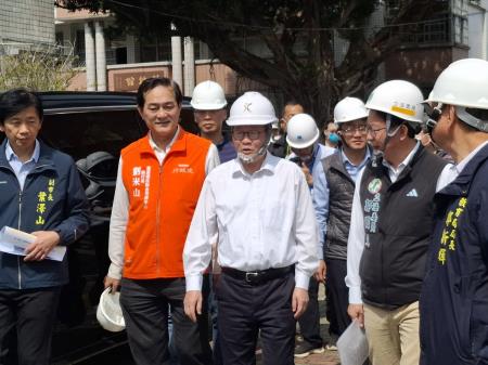 執行長劉米山前往臺南市楠西國中瞭解校舍受損情形