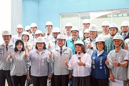 執行長劉米山陪同院長卓榮泰前往視察「嘉義市西區全民運動館」工程進度4