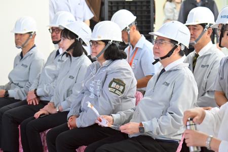 執行長劉米山陪同院長卓榮泰前往視察「嘉義市西區全民運動館」工程進度3