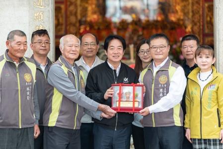 副執行長陳怡帆陪同賴清德總統參加雲林縣「西螺吳厝朝興宮」參香祈福暨致贈匾額「慈雲吐澤」