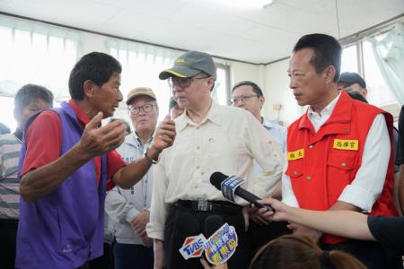 副執行長李碧菁陪同行政院長卓榮泰前往嘉義縣朴子市視察荷苞嶼佳禾橋排水整治及民宅淹水狀況