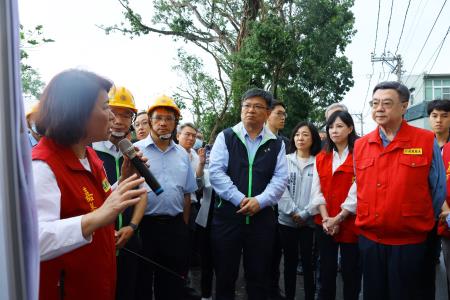 副執行長李碧菁陪同行政院長卓榮泰視察嘉義市電力復原情形