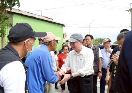 副執行長陳怡帆陪同行政院長卓榮泰前往雲林縣水林鄉視察新街抽水站擴大治理工程及水林鄉蕃薯村關心民宅淹水情形