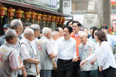 執行長劉米山和副執行長李碧菁陪同總統賴清德出席「嘉義城隍廟城隍夜巡諸羅城遶境活動」