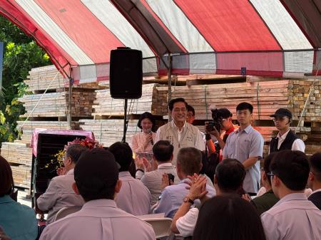 執行長劉米山及副執行長陳怡帆陪同院長卓榮泰視察嘉義朴子肉品市場改建工程2