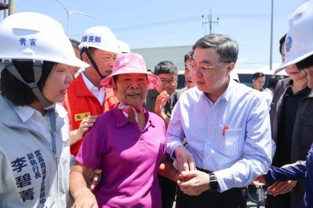 副執行長李碧菁陪同行政院長卓榮泰前往嘉義縣朴子市視察民宅災後復建修繕情形及鹿草鄉視察農業設施溫網室重建情形