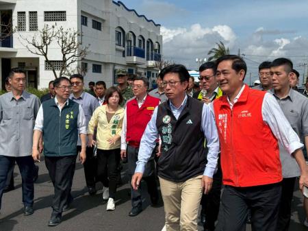 執行長劉米山陪同行政院長卓榮泰前往臺南市將軍區視察風災災損情形