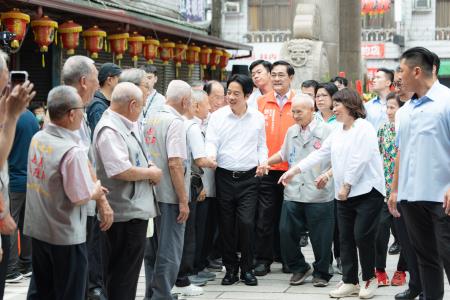 執行長劉米山和副執行長李碧菁陪同總統賴清德出席「嘉義城隍廟城隍夜巡諸羅城遶境活動」