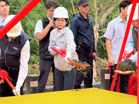 副執行長李碧菁陪同院長卓榮泰出席「國道8號台南系統交流道改善及跨南133線路口立體化工程」動土祈福典禮