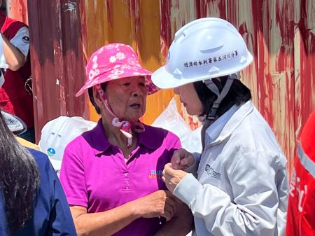 副執行長李碧菁陪同行政院長卓榮泰前往嘉義縣朴子市視察民宅災後復建修繕情形及鹿草鄉視察農業設施溫網室重建情形