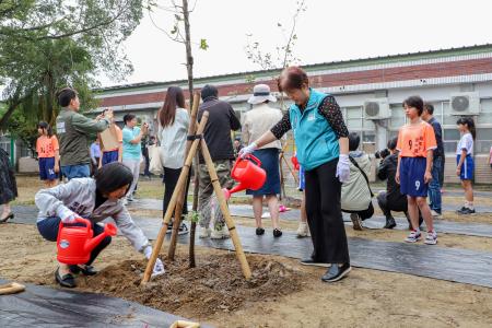 副執行長李碧菁出席嘉義縣中埔鄉頂六國小90週年校慶暨植樹活動3.jpg