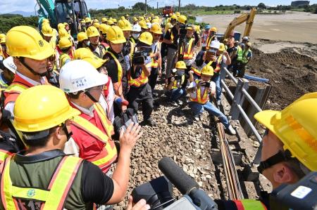 劉執行長與李副執行長陪同卓院長一同視察臺鐵路基搶修及蚵農災損