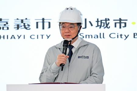 執行長劉米山陪同院長卓榮泰前往視察「嘉義市西區全民運動館」工程進度2