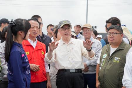副執行長李碧菁陪同行政院長卓榮泰前往嘉義縣朴子市視察荷苞嶼佳禾橋排水整治及民宅淹水狀況