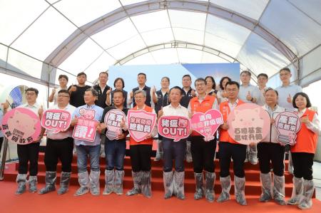 陪同院長視察「豬瘟拔針及百億基金畜牧升級輔導成果」