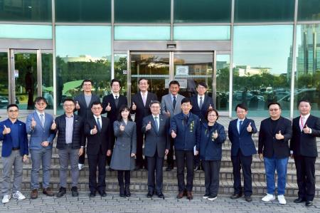 執行長劉米山陪同院長卓榮泰前往臺南市經濟部南臺灣創新園區與汽車產業代表展開座談1