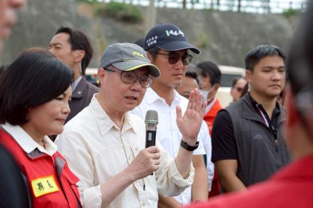副執行長陳怡帆陪同行政院長卓榮泰前往雲林縣水林鄉視察新街抽水站擴大治理工程及水林鄉蕃薯村關心民宅淹水情形