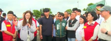副執行長陳怡帆陪同行政院長卓榮泰前往雲林縣水林鄉視察新街抽水站擴大治理工程及水林鄉蕃薯村關心民宅淹水情形