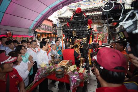 執行長劉米山和副執行長李碧菁陪同總統賴清德出席「嘉義城隍廟城隍夜巡諸羅城遶境活動」