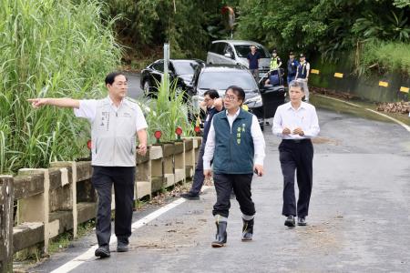 執行長劉米山陪同行政院長卓榮泰前往臺南市視察白河區甘宅橋及後壁區菁寮排水菁長橋淹水與排水整治