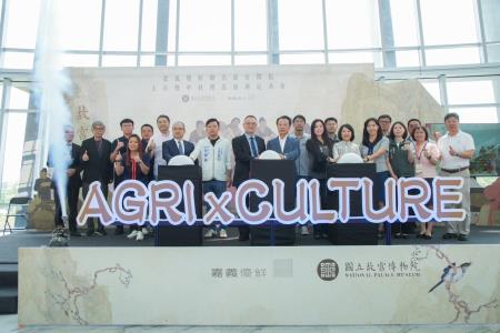 副執行長李碧菁出席嘉義縣政府與故宮博物院攜手推出全新聯名中秋禮盒開箱記者會