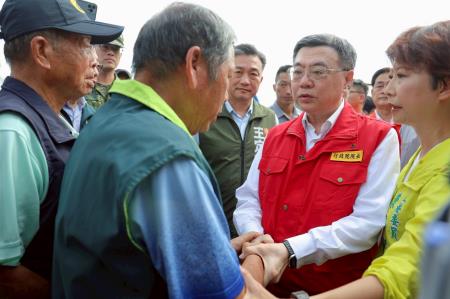 執行長劉米山陪同行政院長卓榮泰前往臺南市將軍區視察風災災損情形