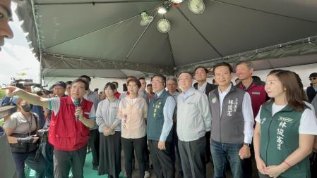 執行長劉米山陪同行政院長卓榮泰前往臺南市安南區視察「曾文溪排水治理及防汛整備工作」