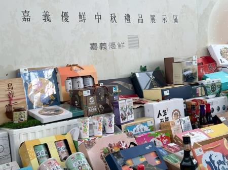 副執行長李碧菁出席嘉義縣政府與故宮博物院攜手推出全新聯名中秋禮盒開箱記者會