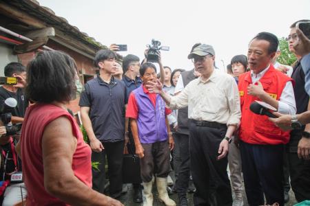 副執行長李碧菁陪同行政院長卓榮泰前往嘉義縣朴子市視察荷苞嶼佳禾橋排水整治及民宅淹水狀況
