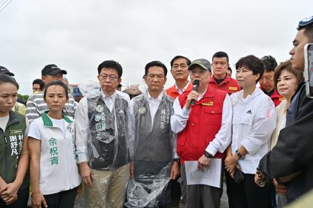 劉執行長陪同院長視察臺南農損與八掌溪溢堤搶修工程