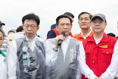 劉執行長陪同院長視察臺南農損與八掌溪溢堤搶修工程