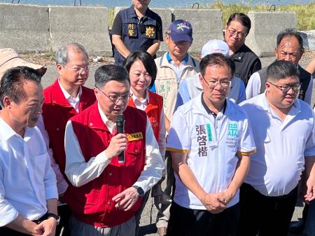 劉執行長與李副執行長陪同卓院長一同視察臺鐵路基搶修及蚵農災損