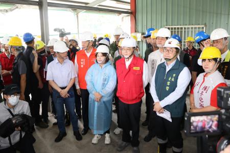 執行長劉米山陪同行政院長卓榮泰前往臺南市柳營區視察災區房屋修繕重建情形