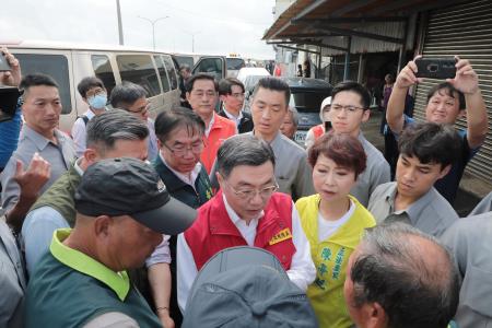 執行長劉米山陪同行政院長卓榮泰前往臺南市將軍區視察風災災損情形