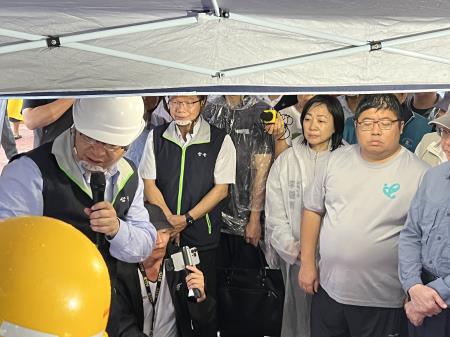 副執行長李碧菁陪同行政院長卓榮泰前往嘉義縣新港鄉視察蕹菜農損情形及布袋鎮視察「台電特高壓電塔大寮－新塭線2、3、4號鐵塔」災損情形