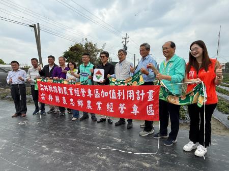 副執行長陳怡帆陪同農業部陳駿季部長及劉建國立法委員視察褒忠鄉魚菜共生場域1