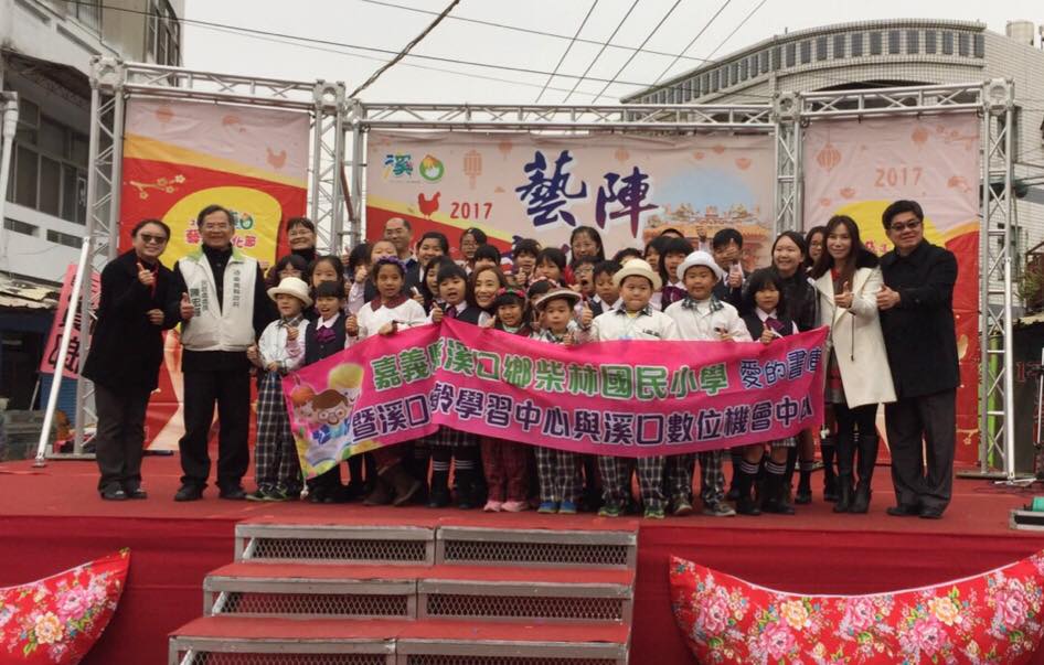 徐文志副執行長與表演團體合照